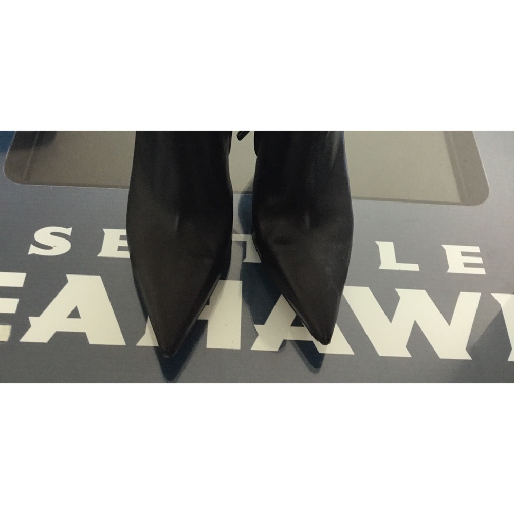 Women boots is Is damaged on the bottom heels and heels